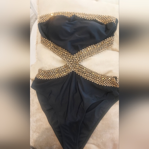 One Piece Cut Out Bandeau Swimsuit - Picture 4 of 5